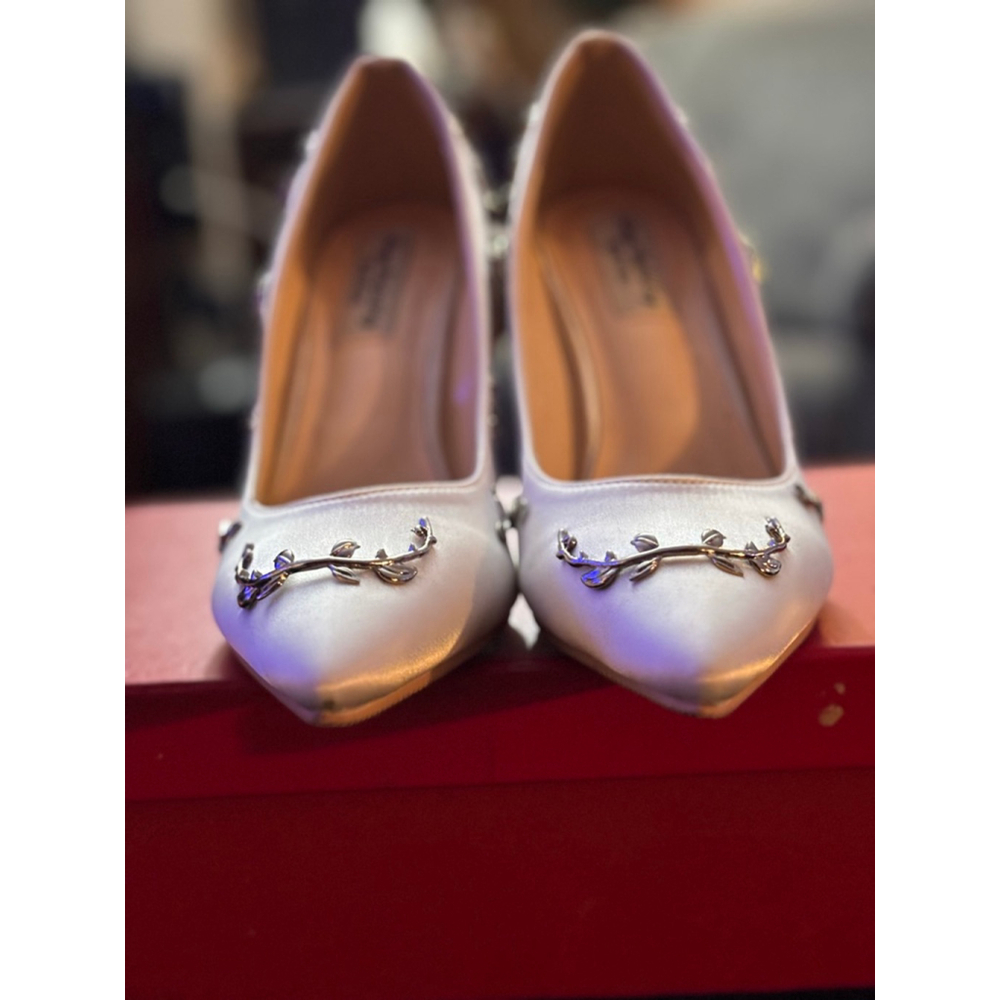 Women's Unbranded White Silver Heels Size 8